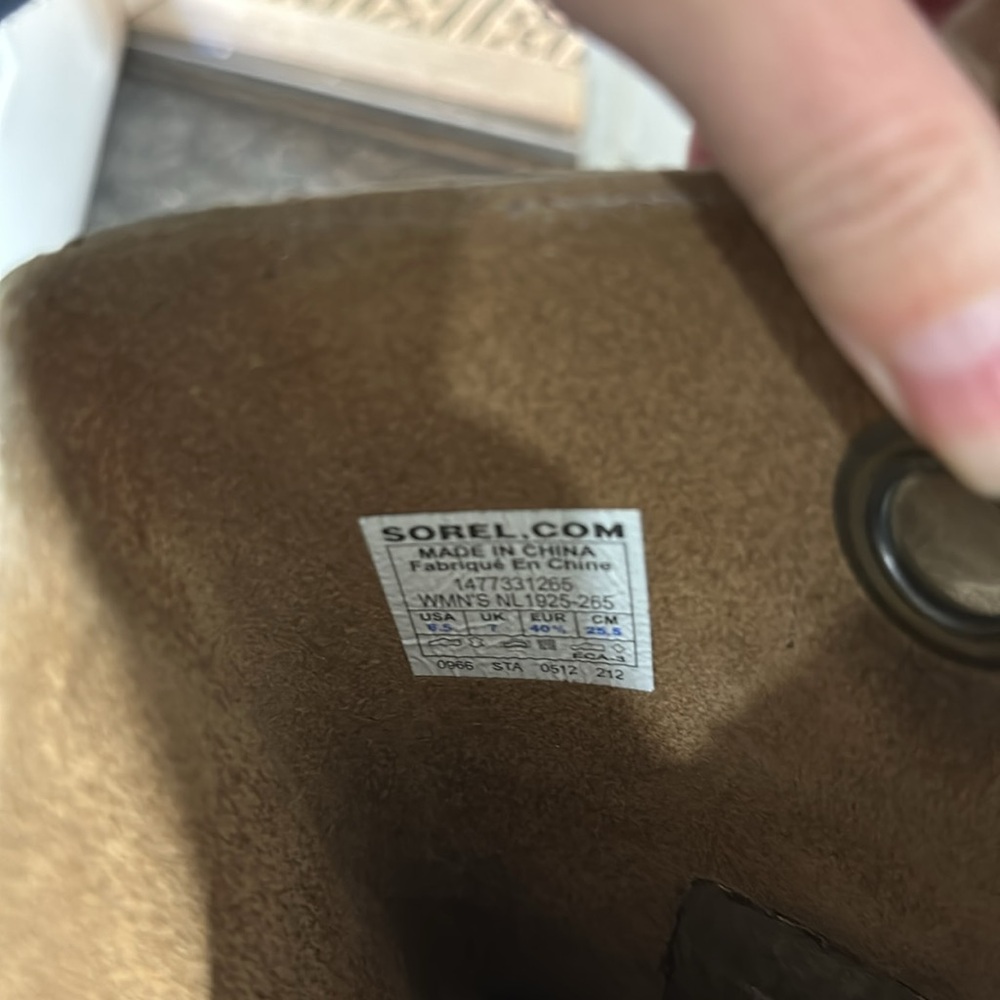 Well loved sorel saddle boots - Picture 6 of 6